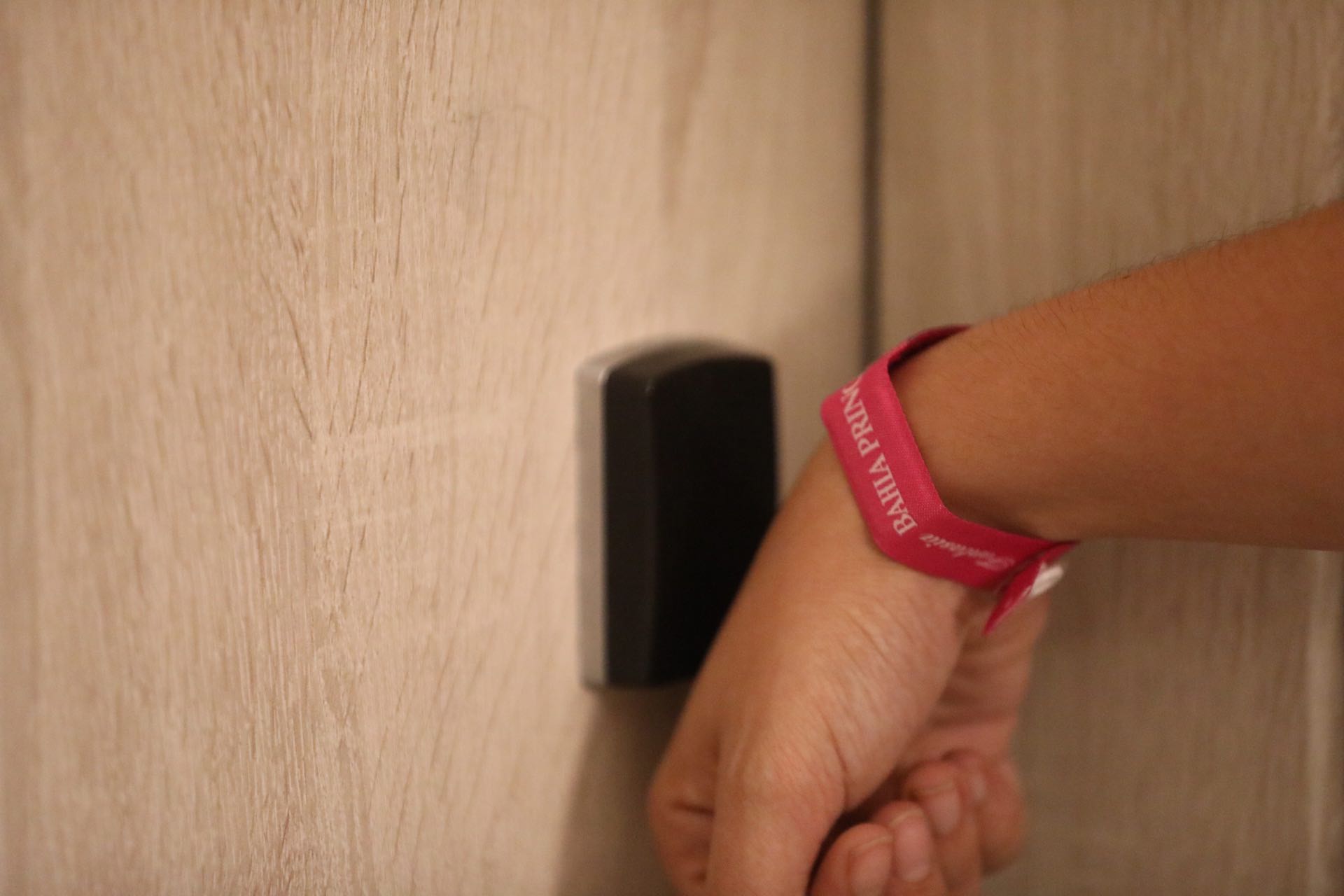 Brazalete para abrir puertas